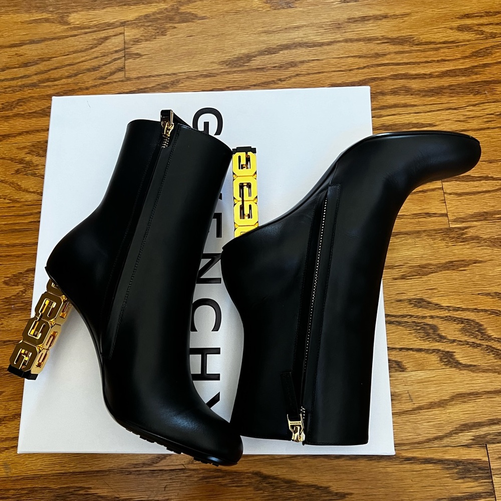 😊SOLD😊Givenchy G Cube Ankle black booties in size 37